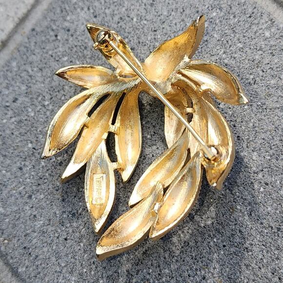 Vintage Signed Crown Trifari Gold Tone Embossed Leaf Brooch Pin - Picture 3 of 8